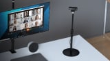Kensington A1010伸縮式デスクスタンドを配したプロフェッショナルなデスクトップのセットアップ
                                        